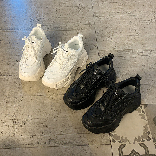 Γυναικεία αθλητικά παπούτσια από οικολογικό δέρμα με πλατφόρμα πάχους 7 cm