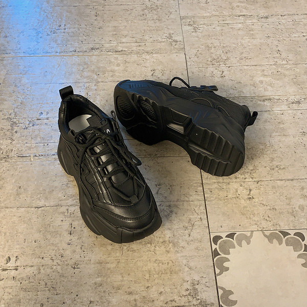 Γυναικεία αθλητικά παπούτσια από οικολογικό δέρμα με πλατφόρμα πάχους 7 cm