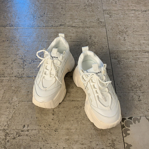 Γυναικεία αθλητικά παπούτσια από οικολογικό δέρμα με πλατφόρμα πάχους 7 cm