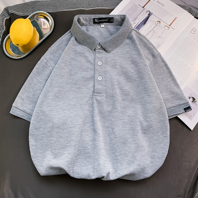 Klassikalise krae ja nööpidega meeste t-särk - tavaline mudel