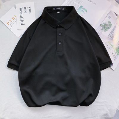 Klassikalise krae ja nööpidega meeste t-särk - tavaline mudel