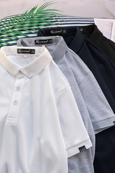 Klassikalise krae ja nööpidega meeste t-särk - tavaline mudel