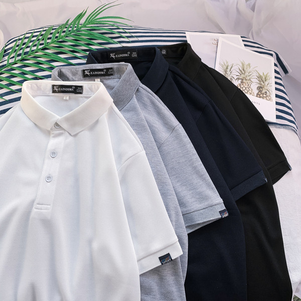 Klassikalise krae ja nööpidega meeste t-särk - tavaline mudel