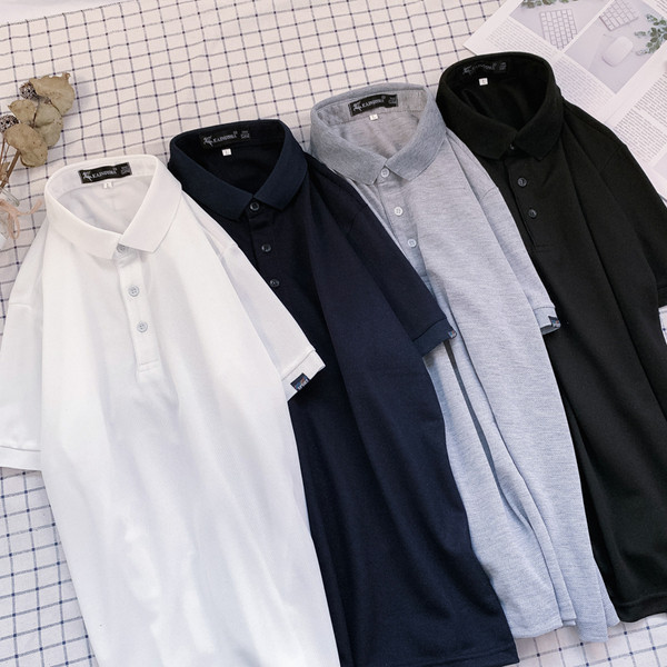 Klassikalise krae ja nööpidega meeste t-särk - tavaline mudel