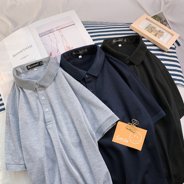 Klassikalise krae ja nööpidega meeste t-särk - tavaline mudel