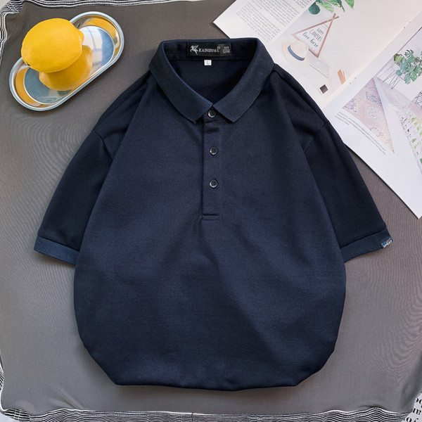 Klassikalise krae ja nööpidega meeste t-särk - tavaline mudel