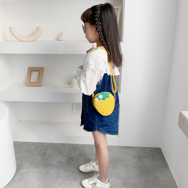 Eper alakú gyerektáska fűzőlyukkal