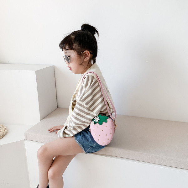 Eper alakú gyerektáska fűzőlyukkal