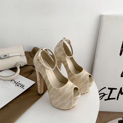 Elegáns női magas sarkú cipő csattal, fényes hatással