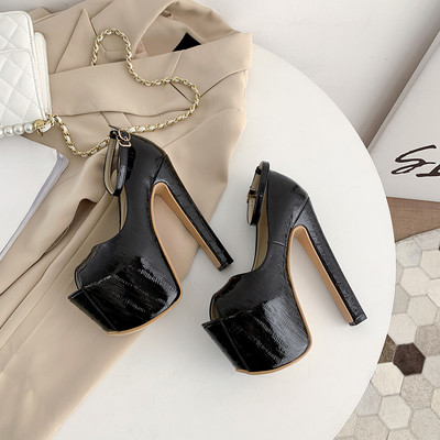 Elegáns női magas sarkú cipő csattal, fényes hatással