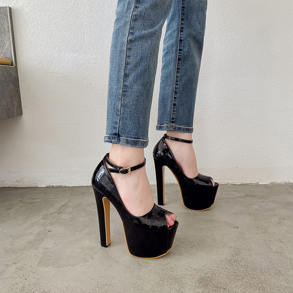 Elegáns női magas sarkú cipő csattal, fényes hatással