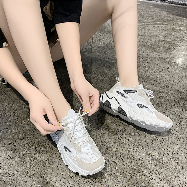 Női sportcipő - durva talppal és fűzővel