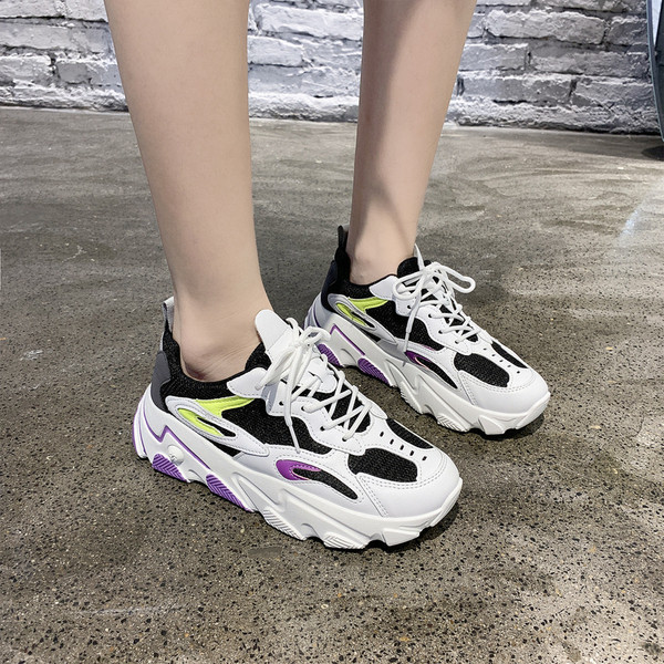 Női sportcipő - durva talppal és fűzővel