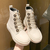 Mitmes värvitoonis lukuga ja lameda tallaga naiste saapad