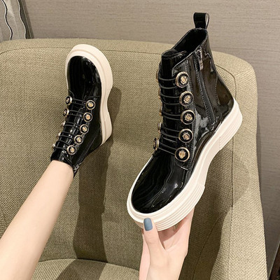 Mitmes värvitoonis lukuga ja lameda tallaga naiste saapad