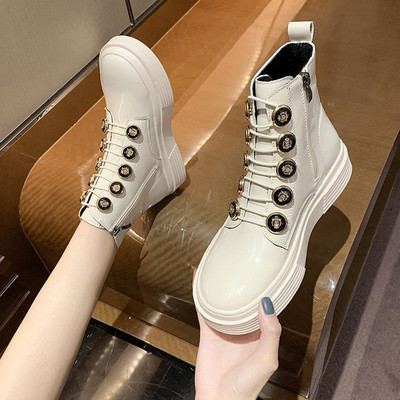 Mitmes värvitoonis lukuga ja lameda tallaga naiste saapad