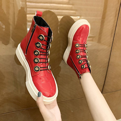 Mitmes värvitoonis lukuga ja lameda tallaga naiste saapad