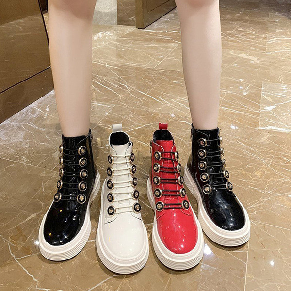 Mitmes värvitoonis lukuga ja lameda tallaga naiste saapad