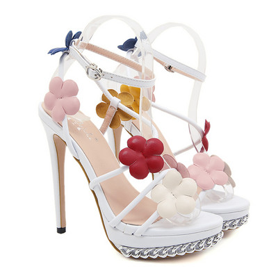 Κομψά γυναικεία παπούτσια με ψηλό τακούνι με αγκράφα και τρισδιάστατο στοιχείο σε λευκό χρώμα