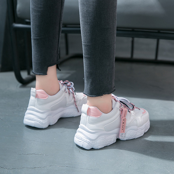 Új, fűzős női tornacipő modell