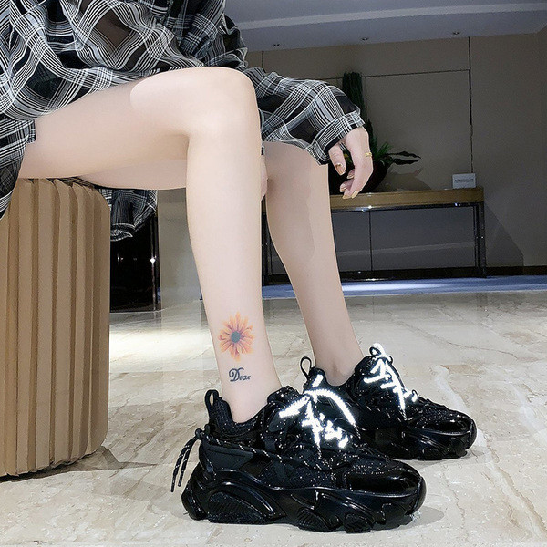 Női tornacipő fűzővel és durva talppal, fekete színben