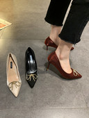 Μυτερό μοντέλο γυναικεία παπούτσια με λεπτό τακούνι και μεταλλικό στοιχείο 6 cm