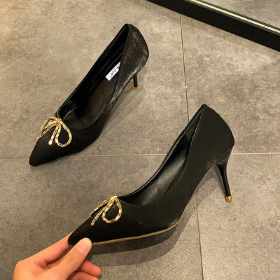 Μυτερό μοντέλο γυναικεία παπούτσια με λεπτό τακούνι και μεταλλικό στοιχείο 6 cm