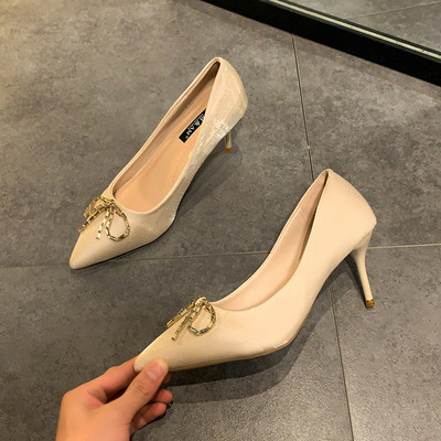 Μυτερό μοντέλο γυναικεία παπούτσια με λεπτό τακούνι και μεταλλικό στοιχείο 6 cm