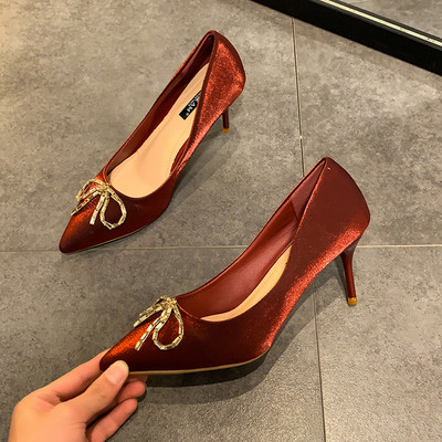 Μυτερό μοντέλο γυναικεία παπούτσια με λεπτό τακούνι και μεταλλικό στοιχείο 6 cm