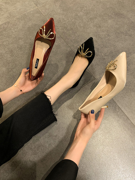 Μυτερό μοντέλο γυναικεία παπούτσια με λεπτό τακούνι και μεταλλικό στοιχείο 6 cm