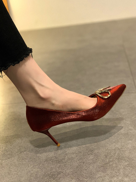 Μυτερό μοντέλο γυναικεία παπούτσια με λεπτό τακούνι και μεταλλικό στοιχείο 6 cm
