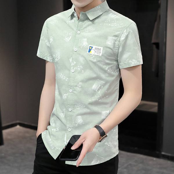 Moodne meeste särk embleemi ja klassikalise kraega