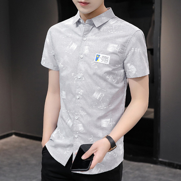 Moodne meeste särk embleemi ja klassikalise kraega