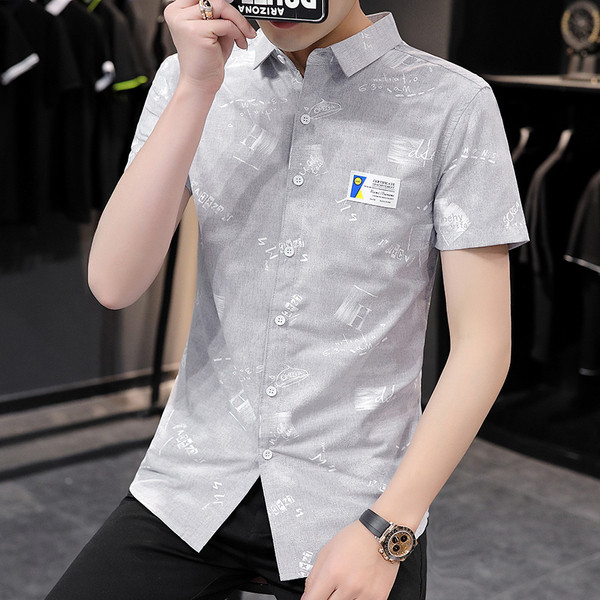 Moodne meeste särk embleemi ja klassikalise kraega