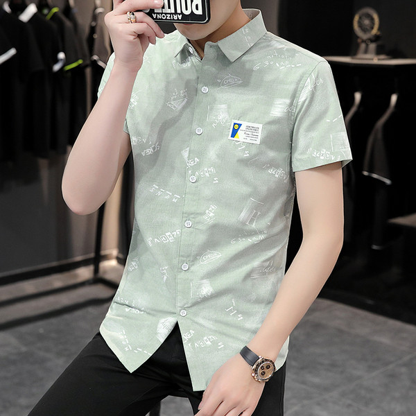 Moodne meeste särk embleemi ja klassikalise kraega