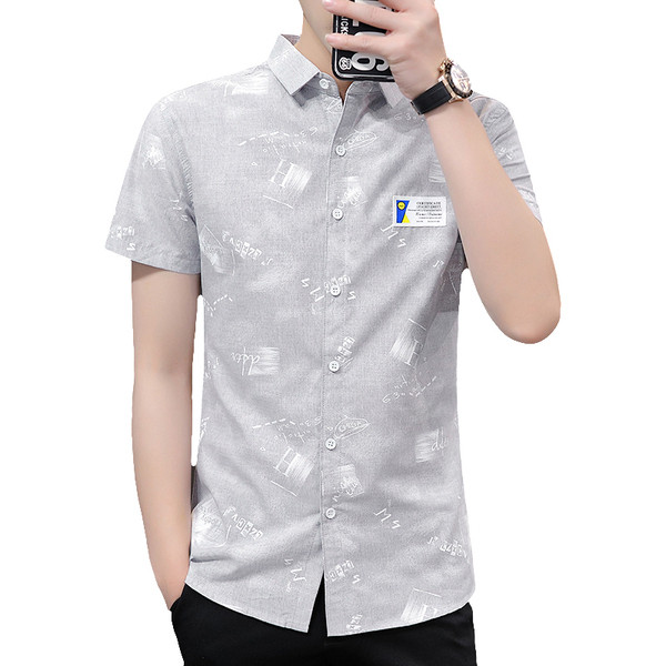 Moodne meeste särk embleemi ja klassikalise kraega