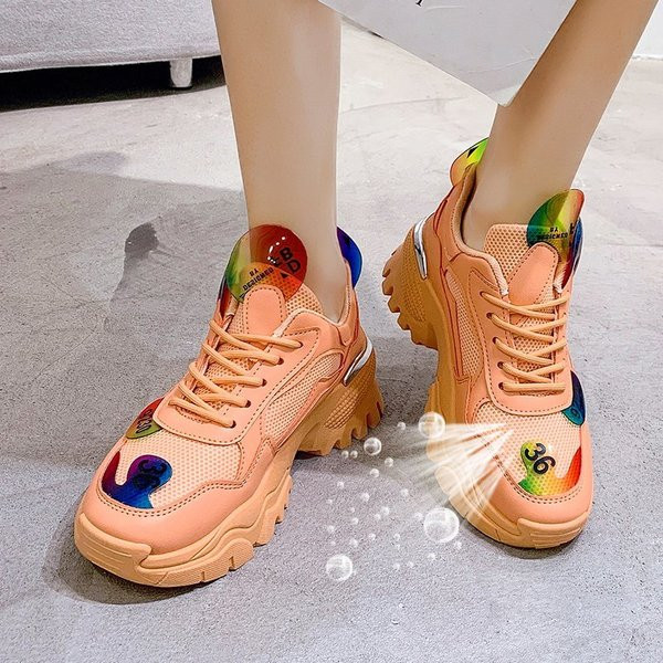 Πολύχρωμα γυναικεία αθλητικά παπούτσια με τρισδιάστατο στοιχείο