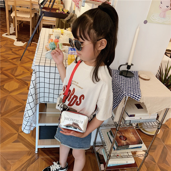 Bőr gyerektáska feliratokkal