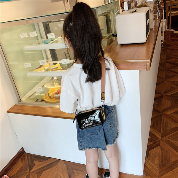 Bőr gyerektáska feliratokkal