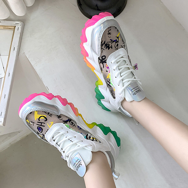 Modern női tornacipő felirattal, durva talppal