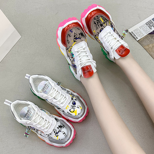 Modern női tornacipő felirattal, durva talppal