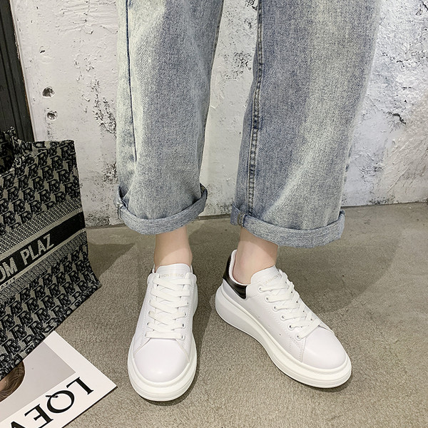 Νέο μοντέλο casual γυναικεία αθλητικά παπούτσια με κορδόνια σε λευκό χρώμα
