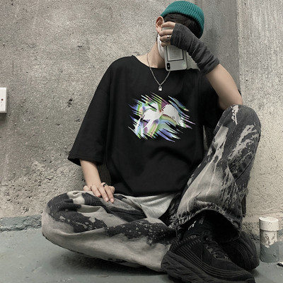 Modern férfi póló színes mintával