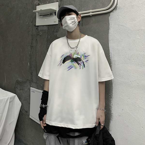 Modern férfi póló színes mintával