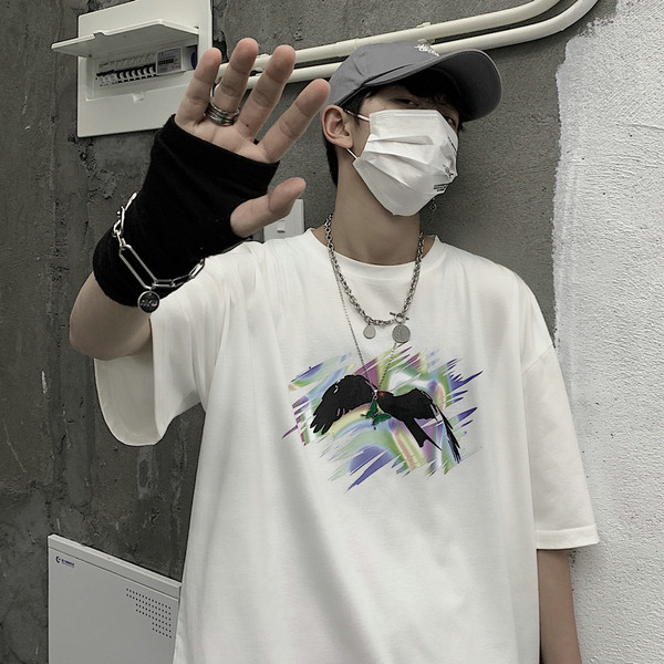 Modern férfi póló színes mintával