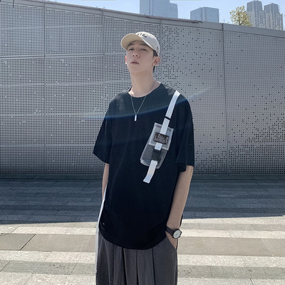 Alkalmi férfi póló zsebbel és csattal