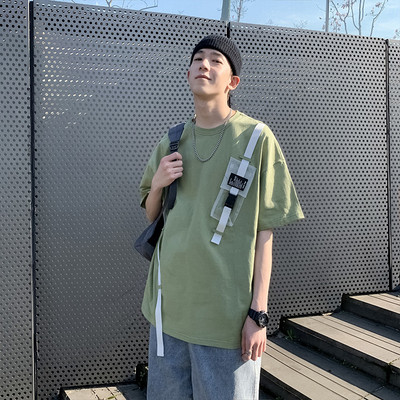 Alkalmi férfi póló zsebbel és csattal