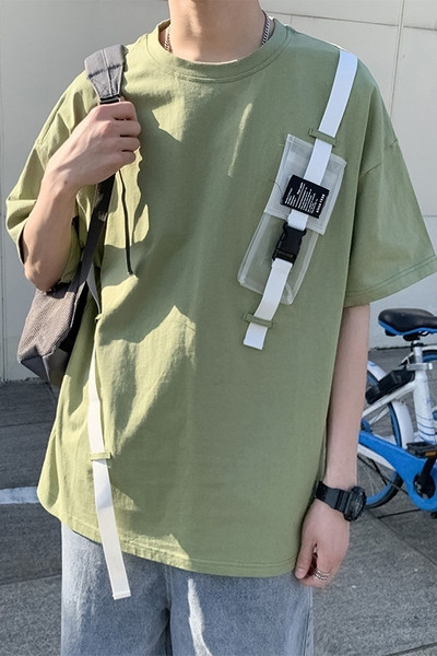 Alkalmi férfi póló zsebbel és csattal