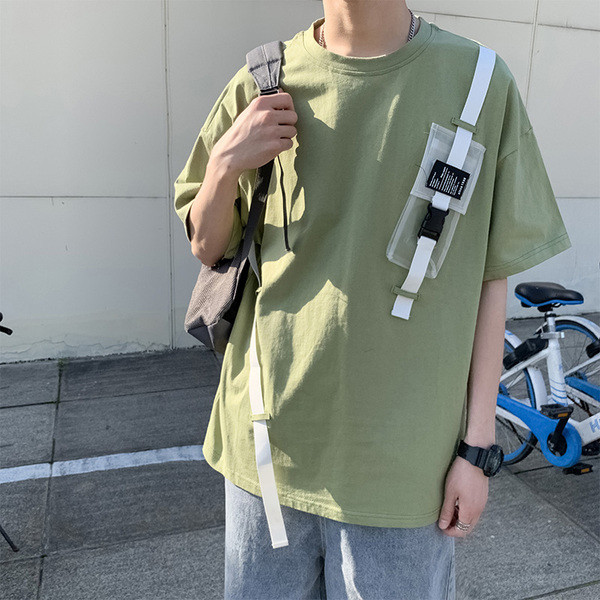 Alkalmi férfi póló zsebbel és csattal