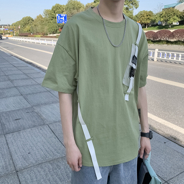 Alkalmi férfi póló zsebbel és csattal